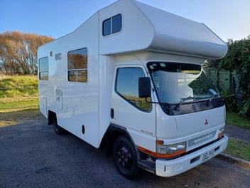 2006 Mitsubishi Canter photo 2