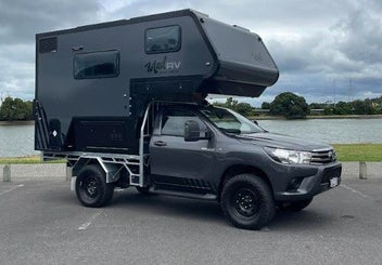 2025 Toyota Hilux SR 4x4 Mad RV Hunter photo 2
