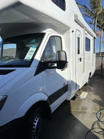 2014 Mercedes-Benz Sprinter 6 berth photo 2