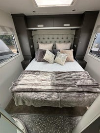 2011 Mitsubishi FUSO photo 2