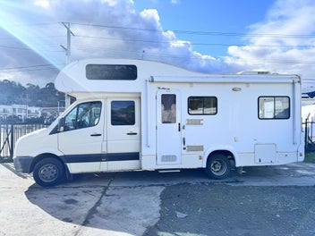 2010 Volkswagen with Ensuite and Solar, sleeps 6! photo 2