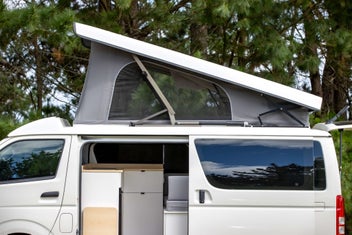 2023 Toyota Hiace photo 2