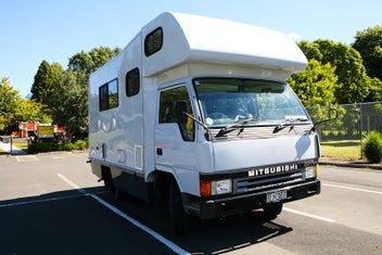 1996 Mitsubishi Canter Campervan photo 1