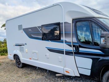 Swift 695 Motorhome – Rear Bunk Bed Layout | Famil photo 2