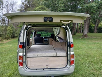 2 Berth Nissan Elgrande 3.5 V6 4WD photo 2