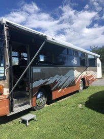 1991 Nissan RM210 6.9L Diesel Motorhome photo 1