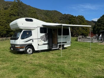 2004 Mitsubishi Canter Motorhome photo 1