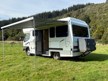 2004 Mitsubishi Canter Motorhome photo 2