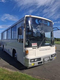 1990 Nissan 9 Metre motorhome photo 1