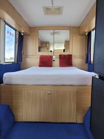 1990 Nissan 9 Metre motorhome photo 2