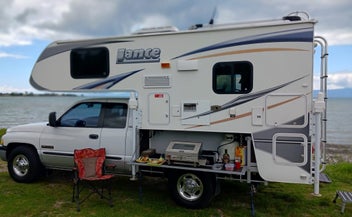 Dodge Ram 2500 with Lance 825 Slide on Camper photo 1