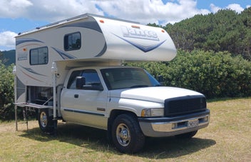 Dodge Ram 2500 with Lance 825 Slide on Camper photo 2