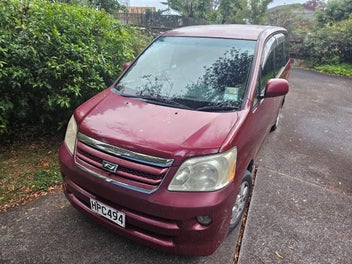 2005 Toyota Noah fully equipped photo 1