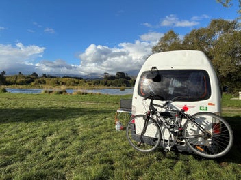 Self contained Nissan Caravan high roof 2010 photo 1