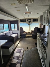 Winnebago Adventurer Motorhome 1996 photo 1