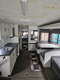 Winnebago Adventurer Motorhome 1996 photo 2