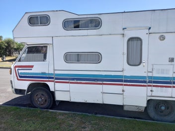 1983 Mitsubishi Canter photo 2