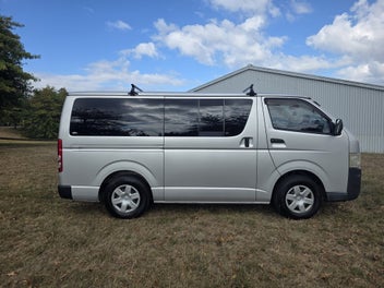 2006 Toyota Hiace photo 2