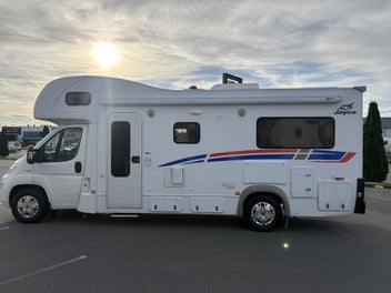 2017 Jayco Conquest FA24-1 6 Berth Campervan photo 2