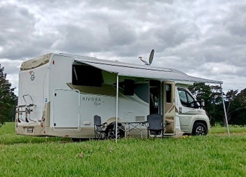 2018 RIVIERA CI 65XT - 20,400KM - 4 BERTH photo 2