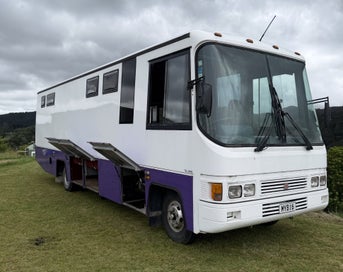 Isuzu F Series Bus photo 1