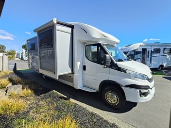 2018 TrailLite 700x Slideout Series Landmark 76... photo 2