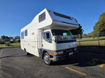 2004 Mitsibishi Canter Traillite Kaikoura photo 1