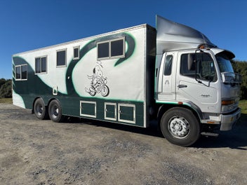 Mitsubishi Fighter FU225R 6X4 Homebuilt Motorhome photo 1
