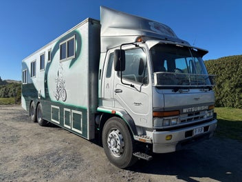 Mitsubishi Fighter FU225R 6X4 Homebuilt Motorhome photo 2