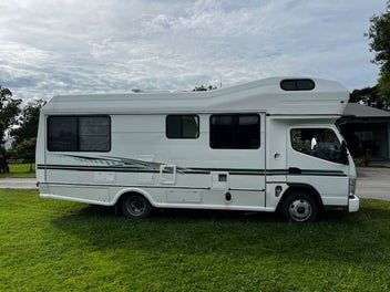 Mitsubishi 2007 6 berth motor home in Excellent co photo 2