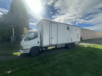 1999 Mitsubishi Canter photo 1
