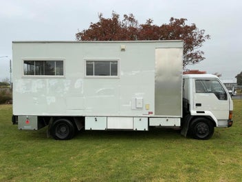 1993 Mitsubishi Fighter Motorhome (HLZ) photo 2