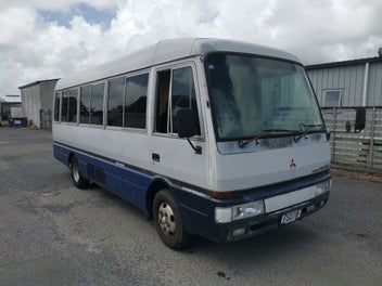 7mtr mitsubishi Rosa 4berth camper photo 2