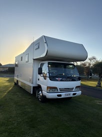 Isuzu Motohome photo 1