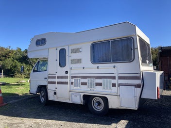 1990 Isuzu Camper photo 2