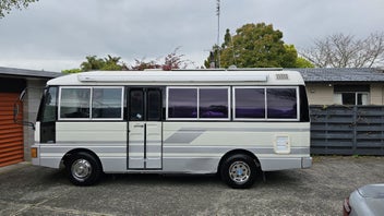1994 Isuzu Journey 6m Motor Home photo 2