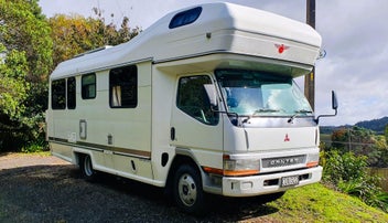2005 Mitsubishi Canter – 6-Berth Motorhome photo 1