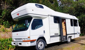 2005 Mitsubishi Canter – 6-Berth Motorhome photo 2