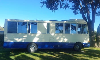 Hino Rainbow House Bus photo 2