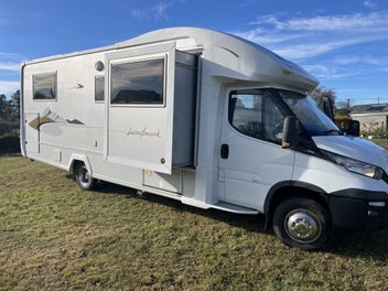 Traillite Landmark Oakura 758 with slideout