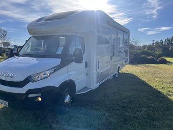 Traillite Landmark Oakura 758 with slideout photo 2