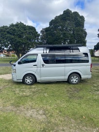 High Top Toyota Hiace photo 2